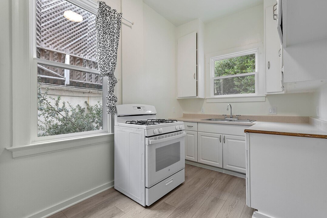 1039 Bella Vista Ave in Oakland, CA - Building Photo