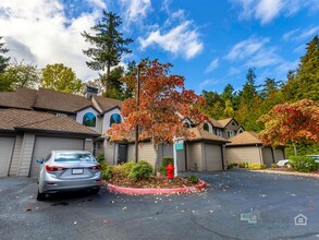 3918 Carman Dr in Lake Oswego, OR - Building Photo - Building Photo