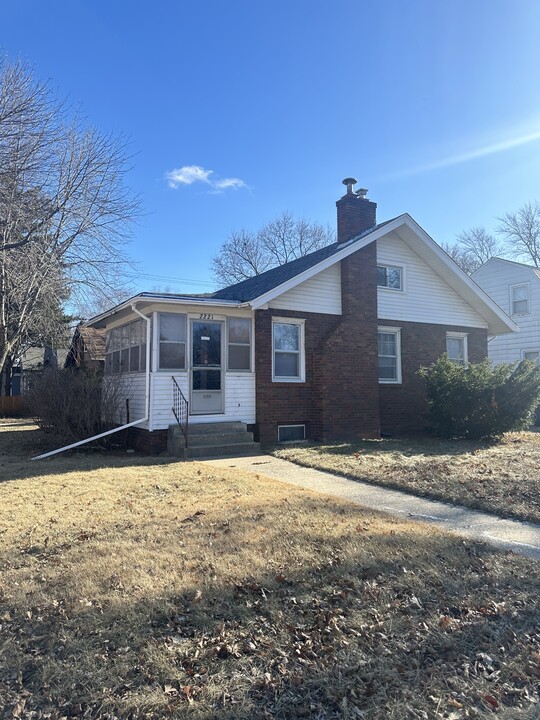 2221 Douglas St in Rockford, IL - Building Photo