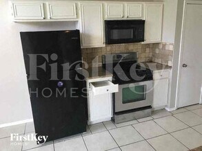 2002 Woodland Hills Dr in Missouri City, TX - Building Photo - Building Photo