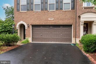 42541 Dreamweaver Dr in Ashburn, VA - Foto de edificio - Building Photo