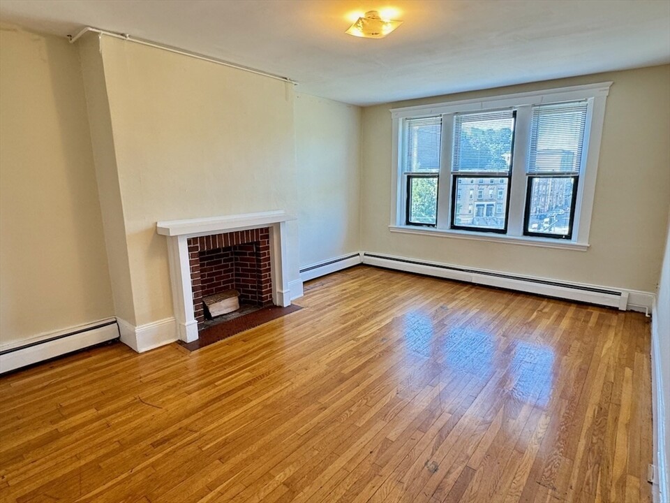 1682 Commonwealth Ave, Unit 3 in Boston, MA - Building Photo