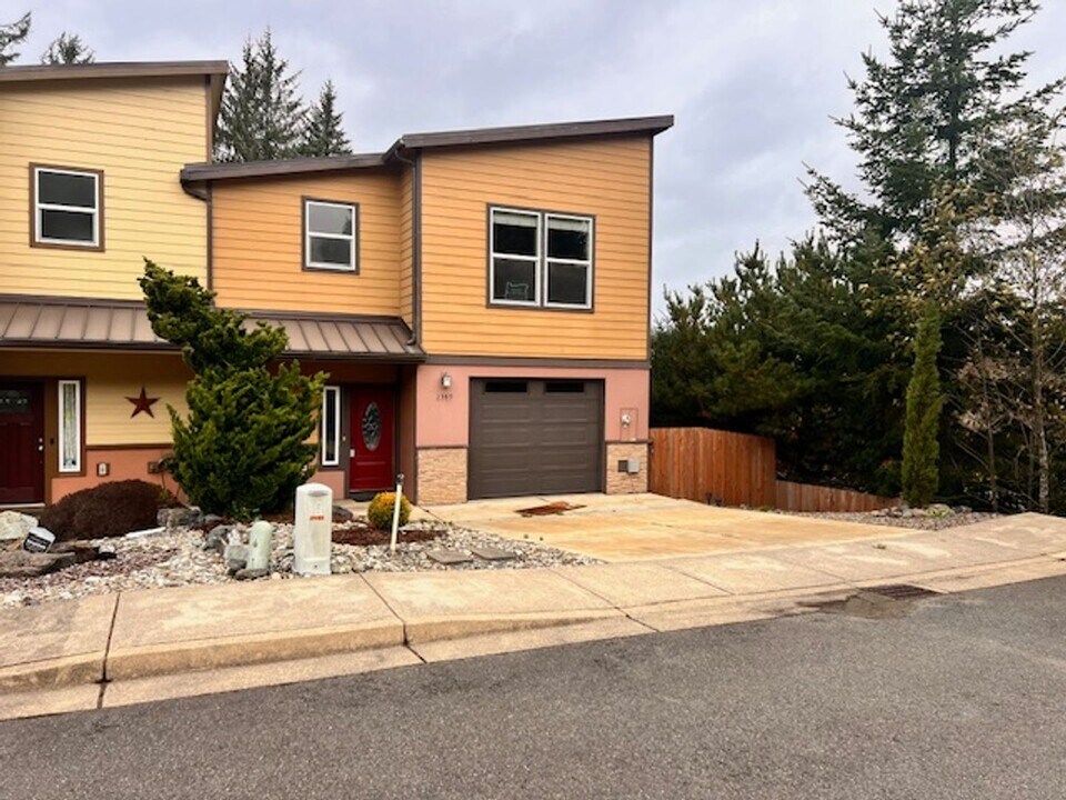 2389 Brooklyn Dr in Coos Bay, OR - Building Photo