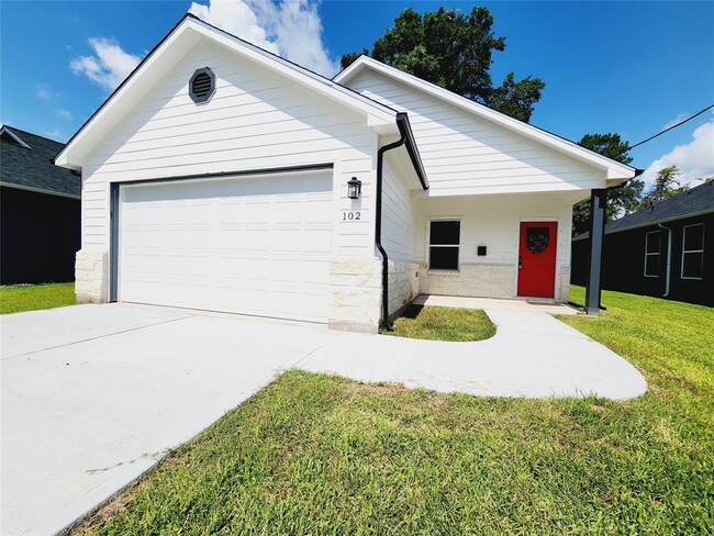 102 S 12th St in West Columbia, TX - Building Photo - Building Photo