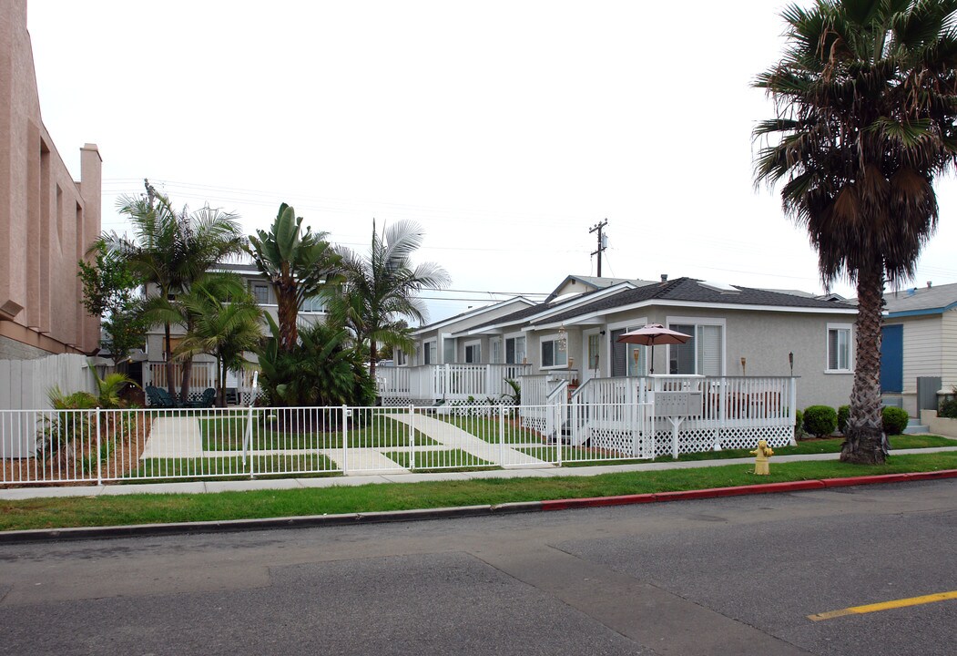 6 Apartments in Oceanside, CA - Foto de edificio