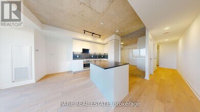 2720 Dundas St W in Toronto, ON - Building Photo - Building Photo