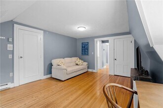 44 Bliss Mine Rd in Middletown, RI - Foto de edificio - Building Photo