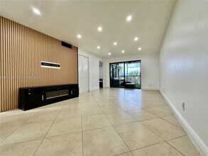 3470 Foxcroft Rd in Miramar, FL - Building Photo - Building Photo