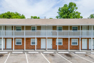 Highland Apartments in Clarksville, TN - Building Photo - Building Photo