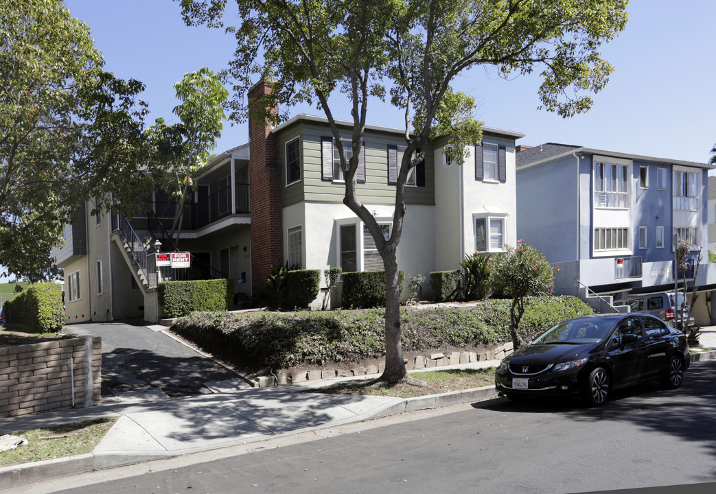 644 Midvale Ave in Los Angeles, CA - Building Photo