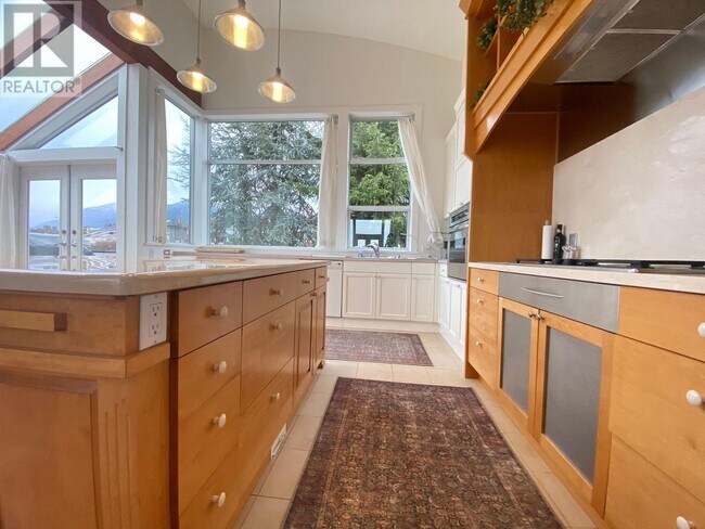 251 6th St W in North Vancouver, BC - Building Photo - Building Photo
