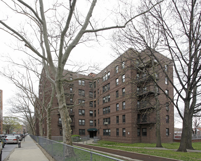 Fannwood Estates in Rego Park, NY - Foto de edificio - Building Photo