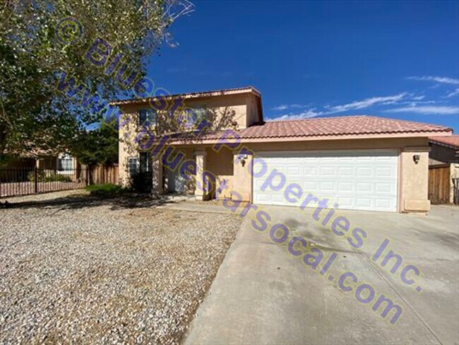 10840 Floral St in Adelanto, CA - Foto de edificio - Building Photo