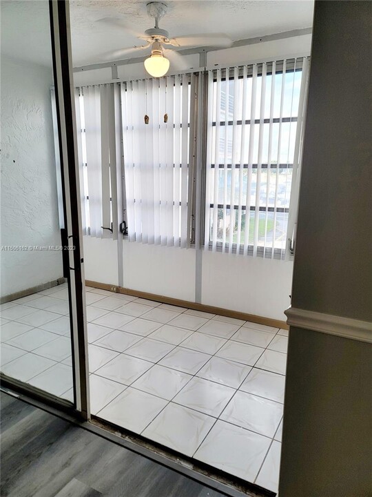 2860 Somerset Dr, Unit 217K in Lauderdale Lakes, FL - Foto de edificio