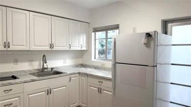 916 W 42 St in Miami Beach, FL - Building Photo - Building Photo