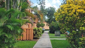 7231 Miami Lakes Dr in Miami Lakes, FL - Building Photo
