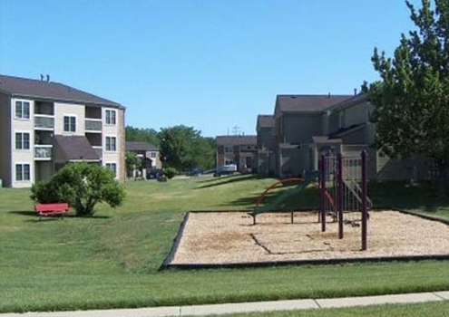 Country Brook Apartments in Champaign, IL - Building Photo