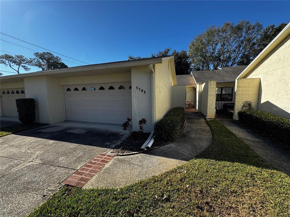 2205 Cypress Cove Dr in Tavares, FL - Building Photo