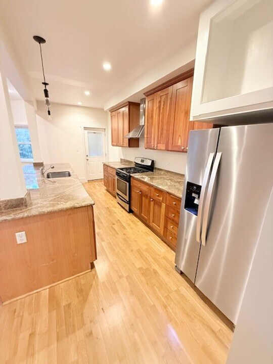 166 Carl St in San Francisco, CA - Building Photo