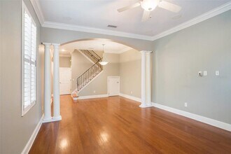 2419 Victoria Gardens Ln in Tampa, FL - Building Photo - Building Photo