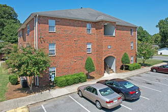 Reynolds Place Apartments in Greensboro, NC - Foto de edificio - Building Photo