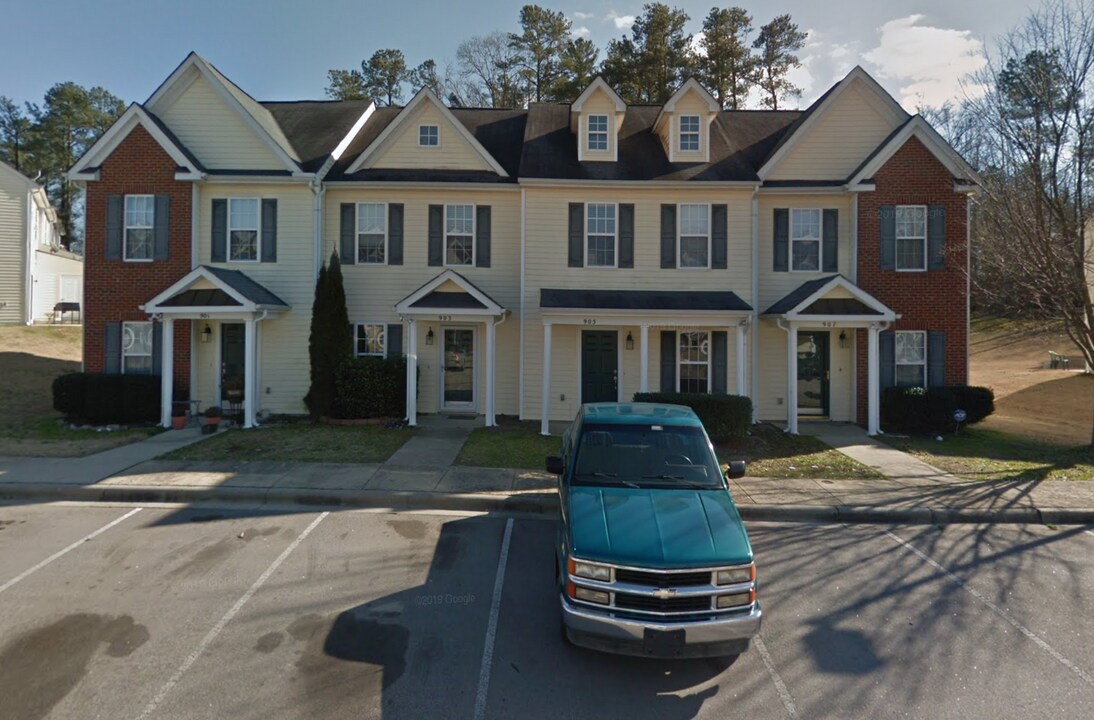 905 Savin Landing in Knightdale, NC - Foto de edificio