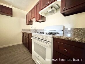 20339 Saticoy St in Los Angeles, CA - Foto de edificio - Building Photo