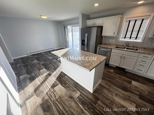 110 Rocky Rdg Dr in Hermon, ME - Foto de edificio - Building Photo