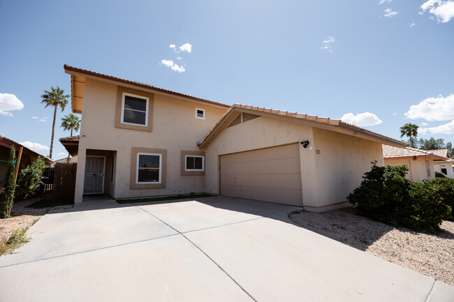 1421 W Camino Ct in Chandler, AZ - Foto de edificio - Building Photo