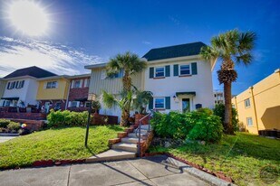 713 W Venice Ave in Venice, FL - Building Photo