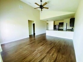 2481 McCrae in New Braunfels, TX - Foto de edificio - Building Photo