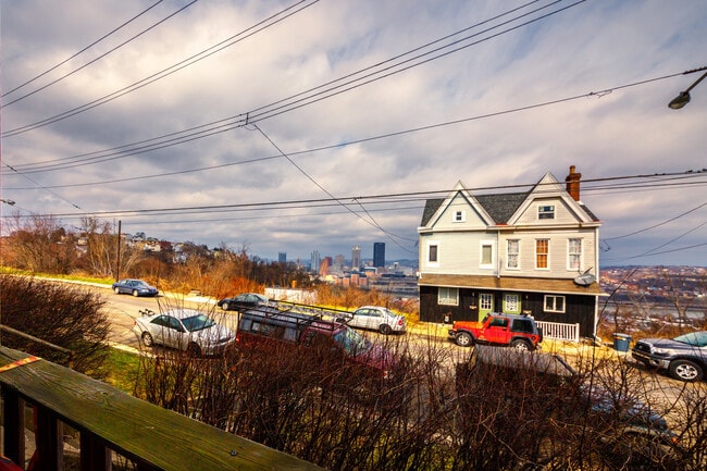 1028 E Warrington Ave in Pittsburgh, PA - Foto de edificio - Building Photo