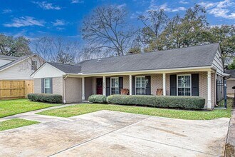 2208 Chimney Rock Rd in Houston, TX - Foto de edificio - Building Photo