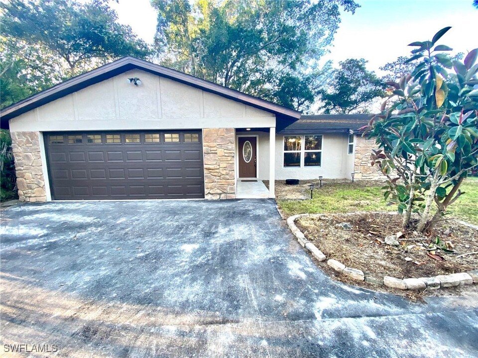 4980 Coral Wood Dr in Naples, FL - Building Photo