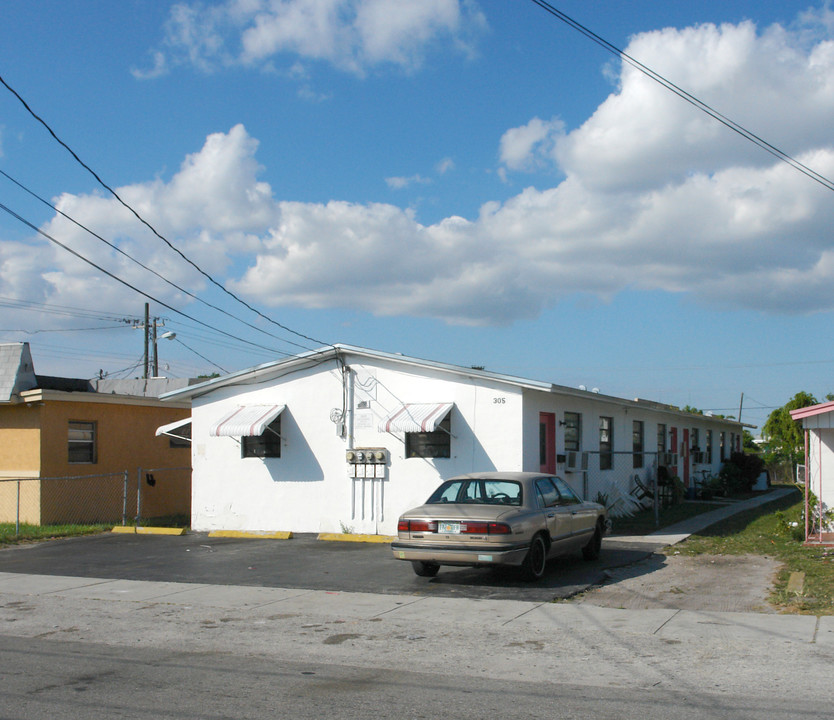 305 NW 1st Ave in Hallandale, FL - Building Photo