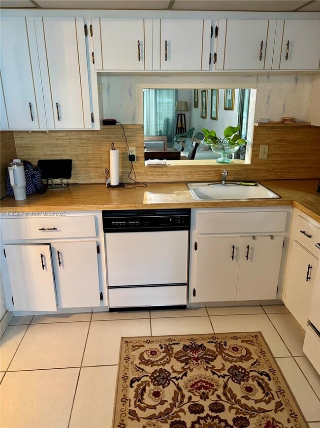 property at 3571 Inverrary Dr