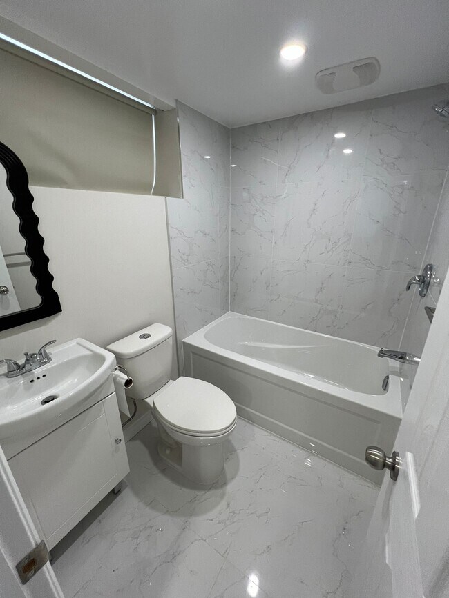 18 Gilroy Dr in Toronto, ON - Building Photo - Building Photo