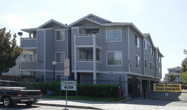 Pinehurst Apartments in Hayward, CA - Foto de edificio - Building Photo