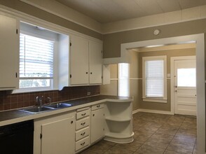1075 W Coll St in New Braunfels, TX - Building Photo - Building Photo
