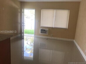6220 Dawson St, Unit 4 in Hollywood, FL - Building Photo - Building Photo