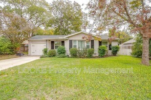 902 Churchill Rd in River Oaks, TX - Building Photo