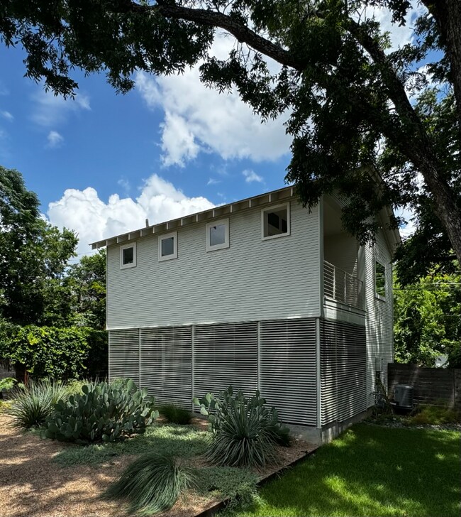 2006 New York Dr in Austin, TX - Foto de edificio - Building Photo