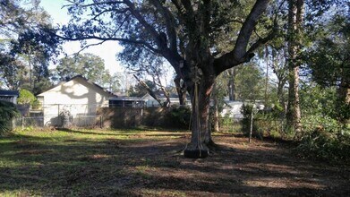 556 Lambright Rd in South Daytona, FL - Foto de edificio - Building Photo