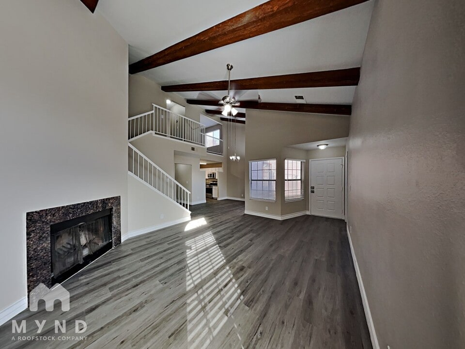 6824 W Sheffield Dr in Las Vegas, NV - Building Photo