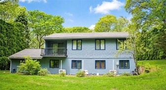 13 Valley Dr in Westerly, RI - Building Photo