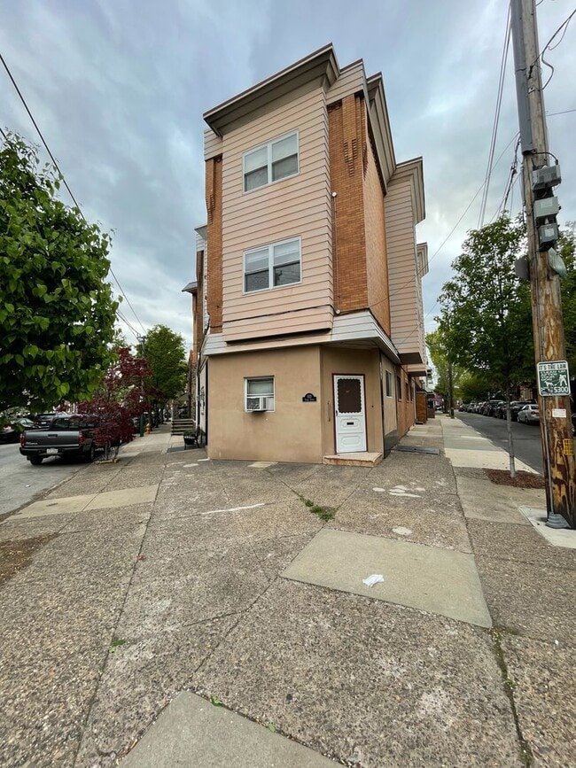 1121 Tasker St