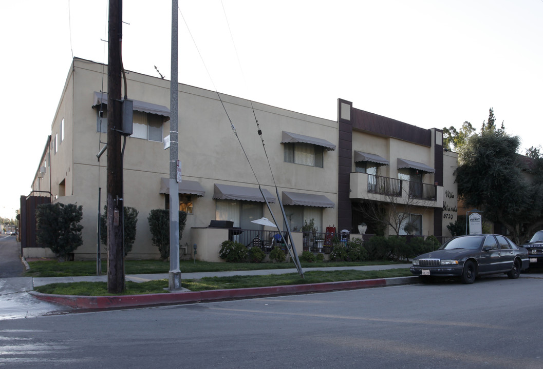 Villa Yolanda in Tarzana, CA - Building Photo