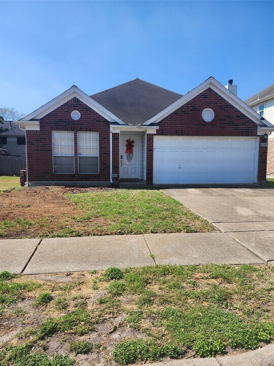 8974 N Deer Meadow Dr in Houston, TX - Building Photo