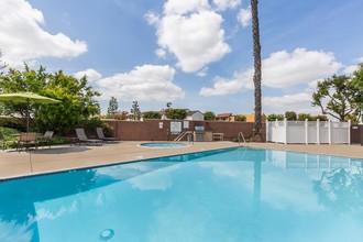 Casa Pacifica Apartment Homes in Anaheim, CA - Foto de edificio - Building Photo