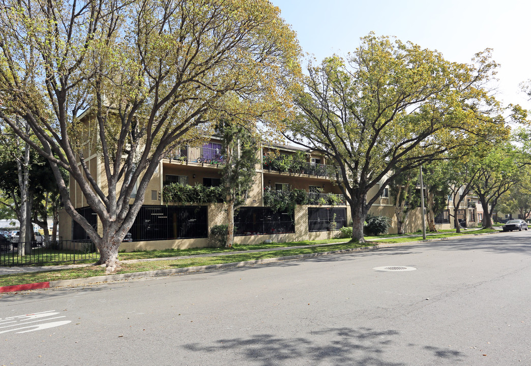 Wellington Court Apartments in Santa Ana, CA - Building Photo